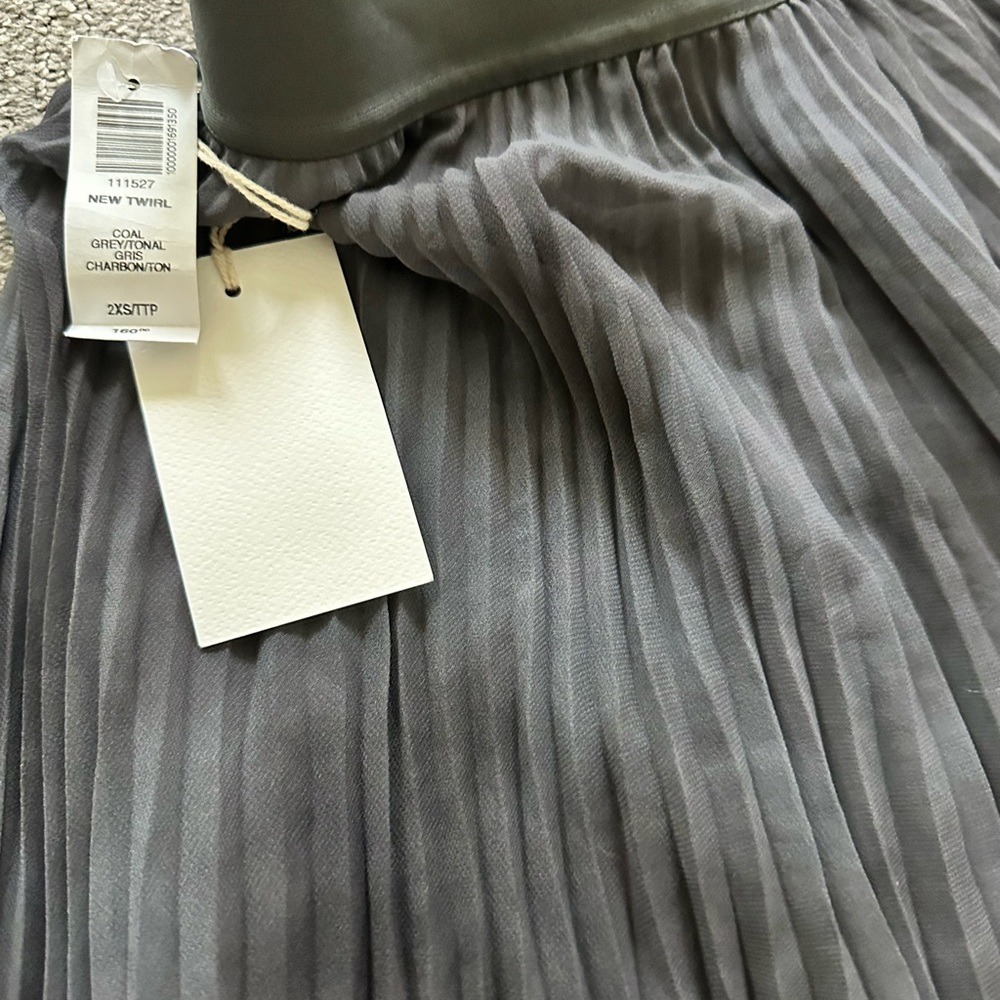 Aritzia NWT Wilfred Charcoal Twirl Skirt - Picture 2 of 8